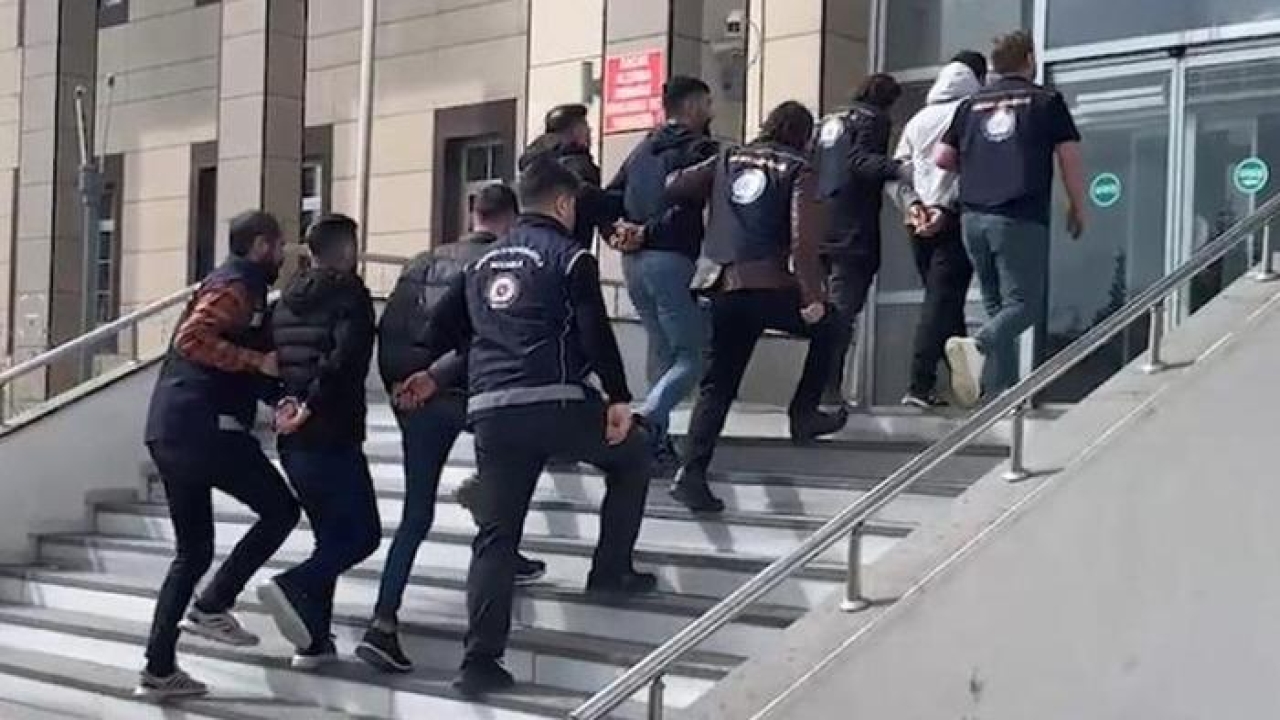 Bitlis'te göçmen kaçakçısı 10 kişi yakalandı