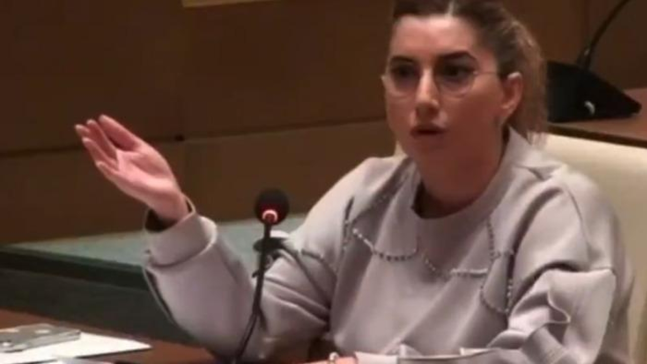 CHP'li başkandan tepki çeken hareket: AK Partili kadın meclis üyesinin mikrofonunu kapattı! "Şunu atalım dışarıya"