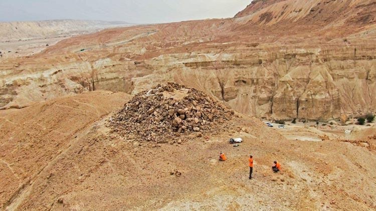 Çölde 2200 yıllık piramit keşfedildi