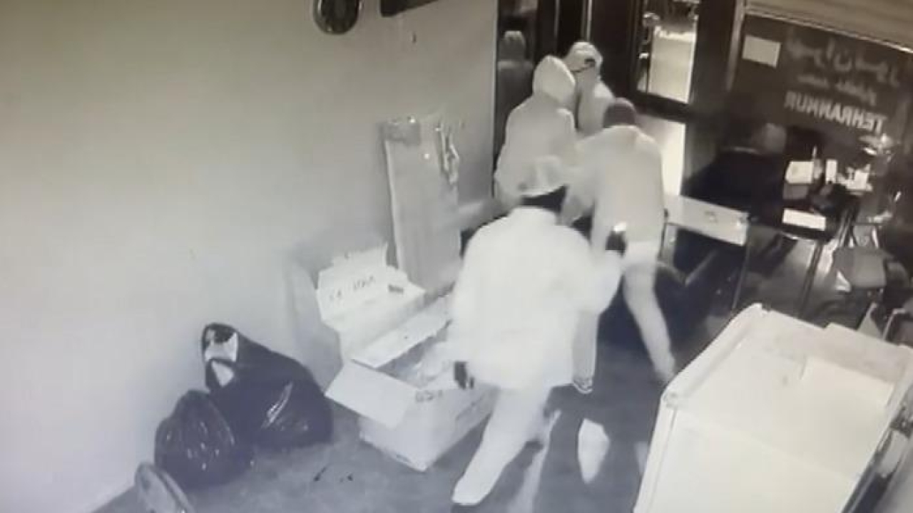 Fatih'te 5 şüpheli girdikleri dükkandaki içi para dolu kasayı çaldı! Dolarlar, eurolar, çekler...