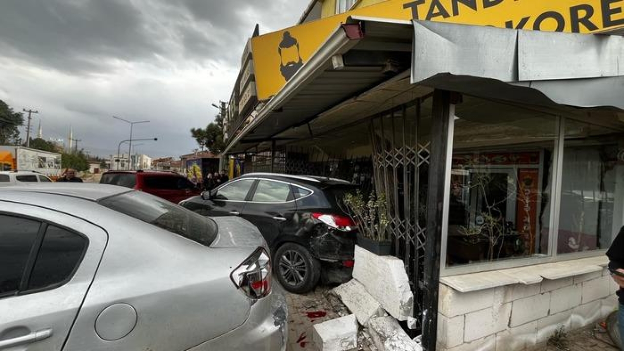 Hakimiyeti kaybeden sürücü araca çarptı, araç işyerine girdi