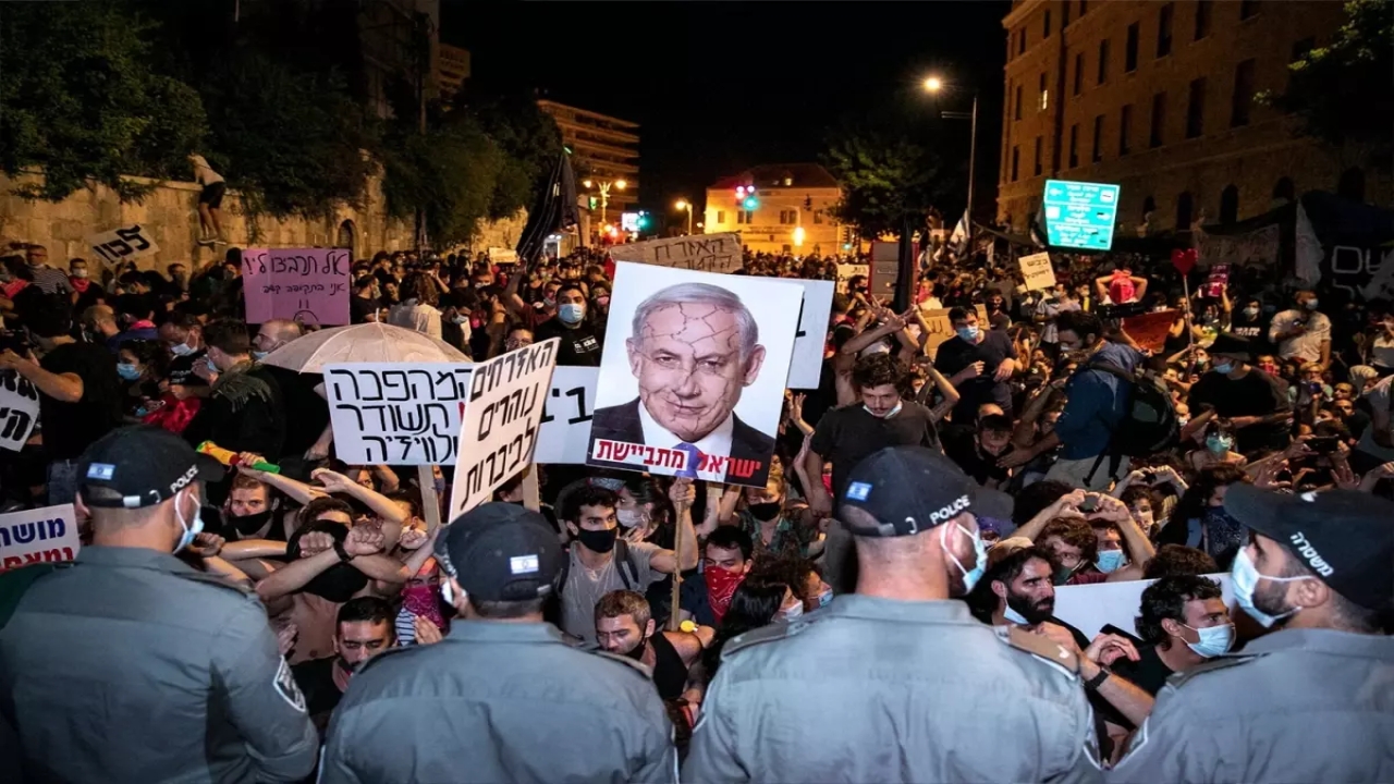 İsrail'de Netanyahu karşıtı protesto! 10 bin kişi yürüdü