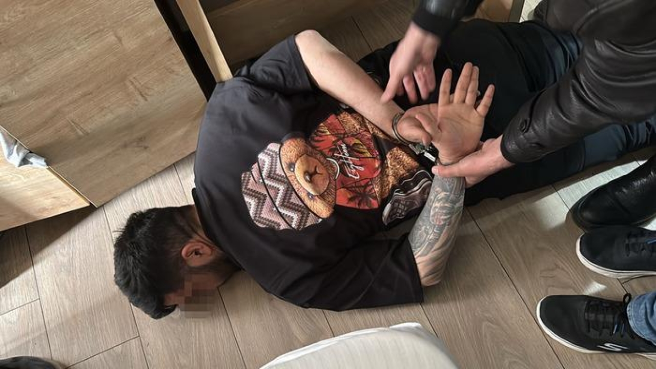 İzmir'de taksiciyi gasbeden şahıs otel odasında yakalandı