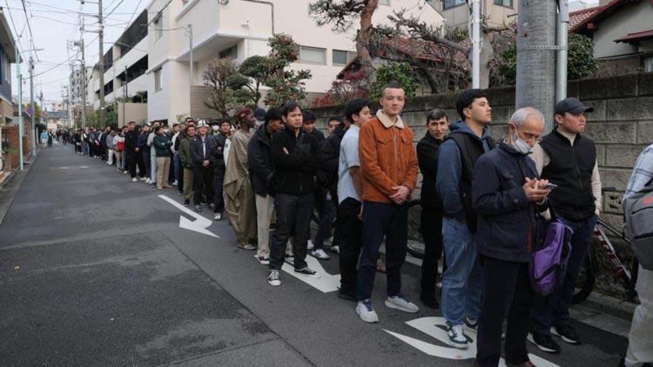 Japonya'da bayram namazı 3 kez kılındı