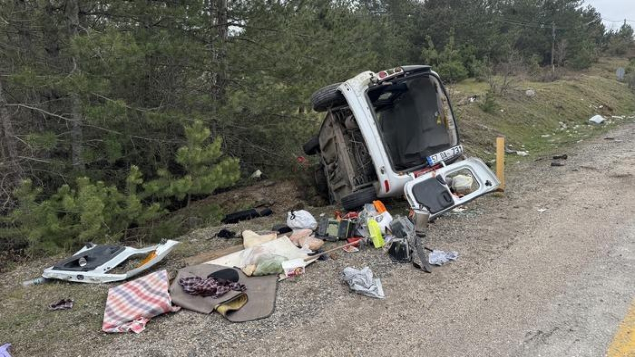 Kastamonu'da devrilen hafif ticari araçtaki 3 kişi yaralandı