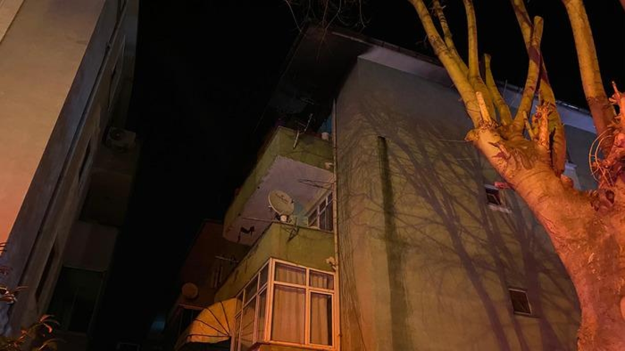 Kocaeli'de facianın eşiğinden dönüldü! 5 katlı binanın çatısında yangın çıktı, sahur vakti neredeyse bir aile yok oluyordu