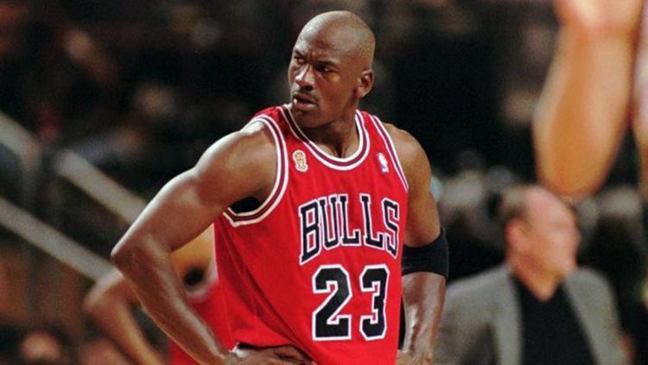 Michael Jordan çılgınlığının sonu yok! Giydiği ilk Chicago Bulls forması rekor fiyata satıldı