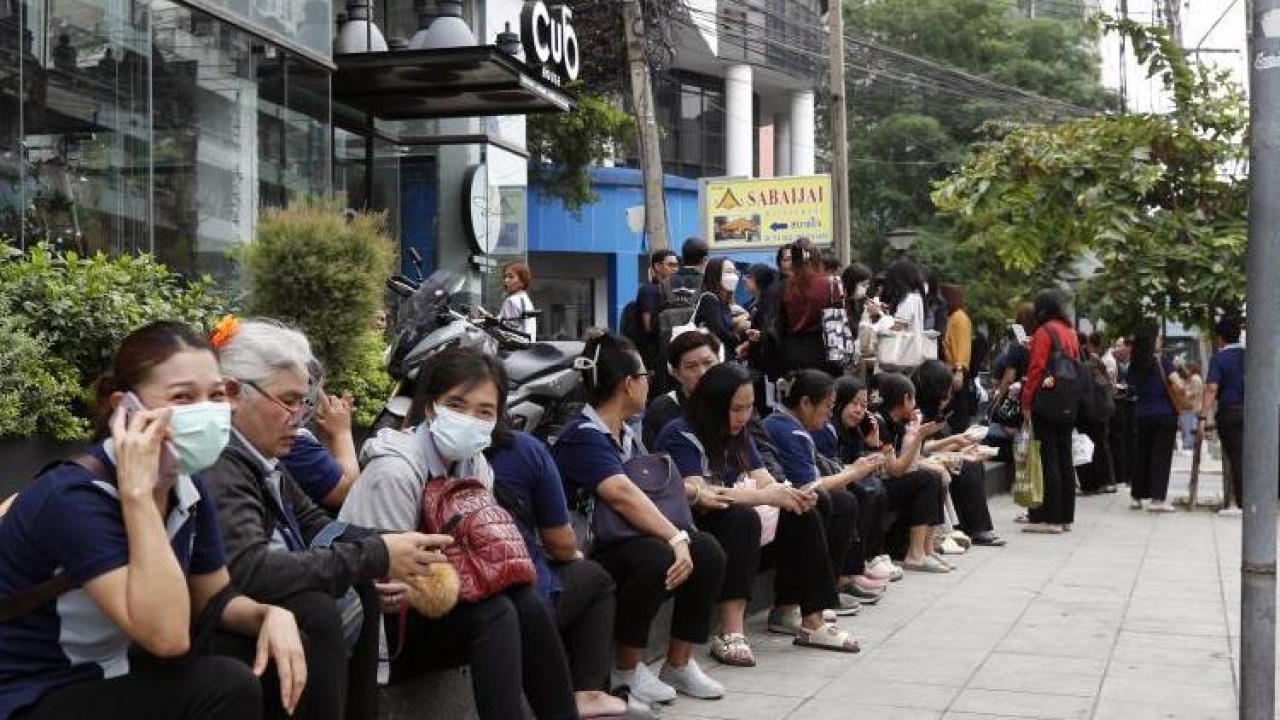 Myanmar'daki artçı sarsıntılar Tayland'da binlerce kişiyi sokağa döktü