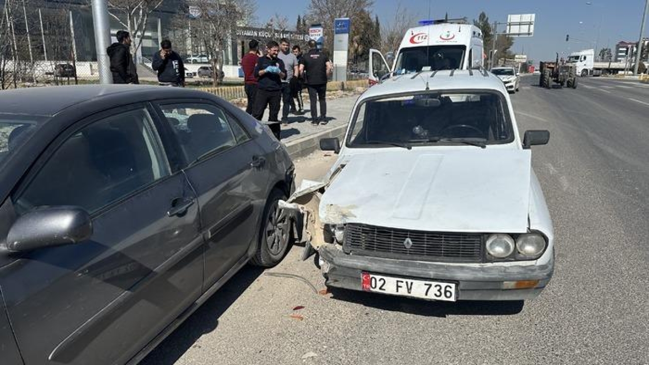 Otomobil park halindeki araca çarptı: 1 yaralı