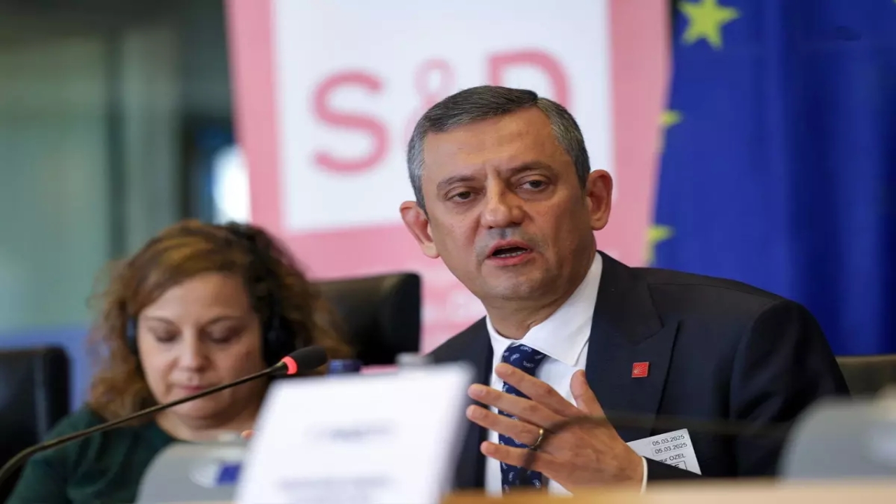 Özgür Özel, Brüksel'de.