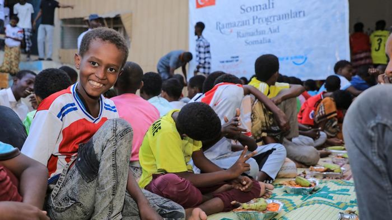 Ramazan'ın bereketini Somali'deki yetimlerle paylaşıyor...