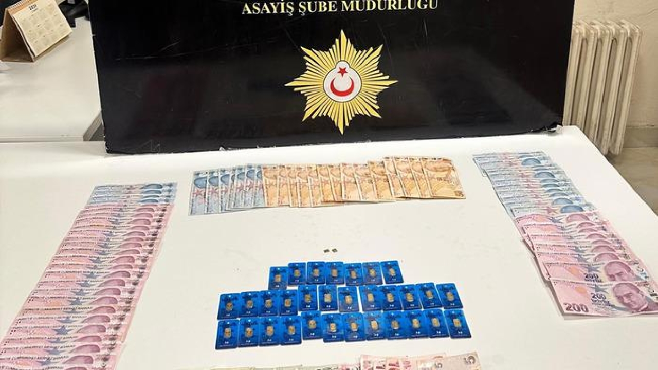 Sivas'ta akıllara durgunluk getiren olay! Kuyumcuya sahte altın satmaya çalıştılar, suçüstü yakalandılar