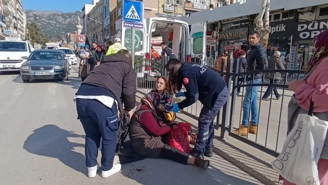 Yaya geçidinde otomobilin çarptığı kadın yaralandı; kaza kamerada