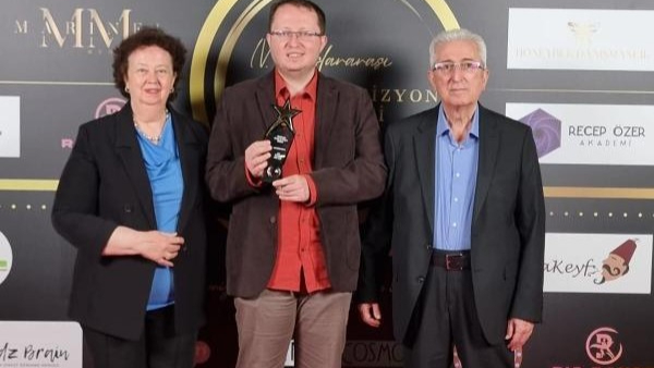 MARKA VE VİZYON ÖDÜLLERİNDE HALİL ONUR EZCAN'A EN İYİ YAZAR ÖDÜLÜ
