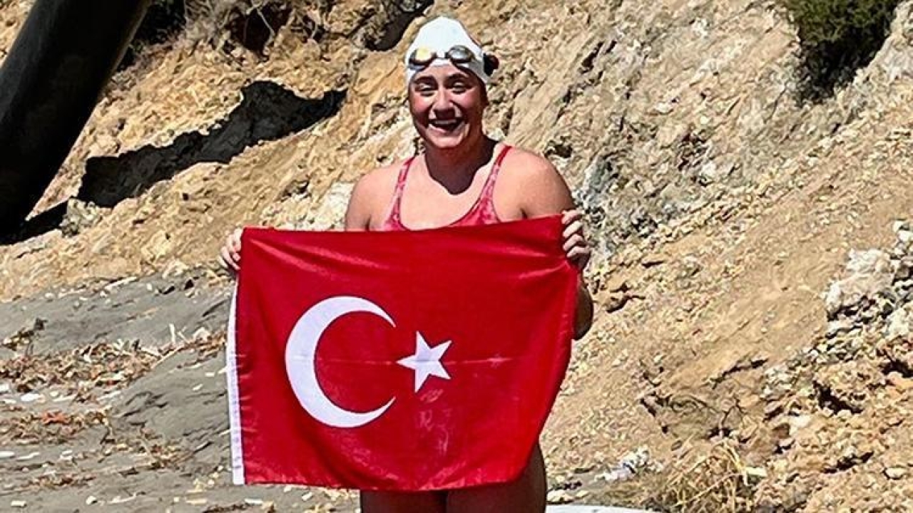 Açık su yüzücüsü Aysu Türkoğlu Ka'iwi Kanalı'nı geçerek tarih yazdı