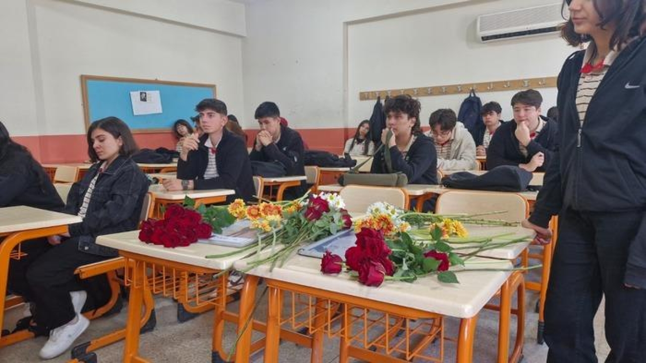 Adana&#039;da anne ve babalarıyla birlikte kazada ölen 3 kardeş için okullarında anma gerçekleşti!