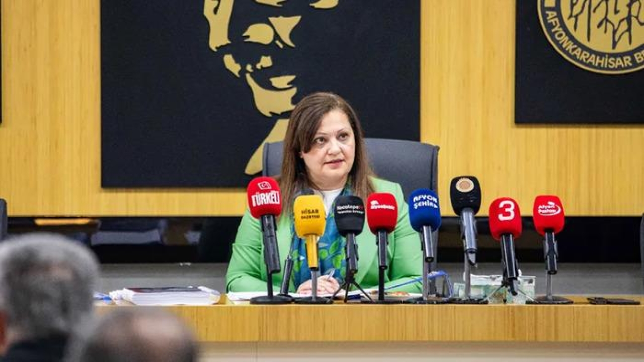 Afyonkarahisar Belediyesinde sular durulmuyor! Burcu Köksal AK Partili Meclis üyesini dışarıya attı... "Sen beni kovamazsın ben kendim çıkıyorum"