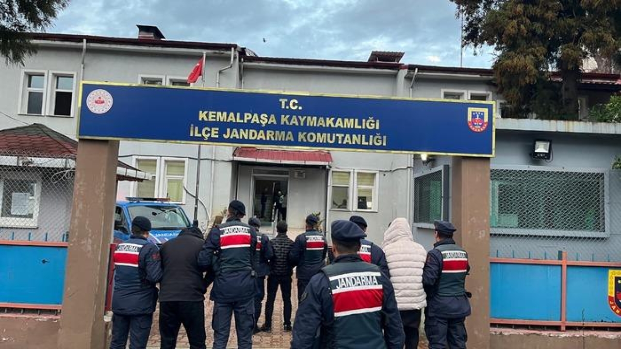 Artvin'de tır dorsesinde yurt dışına kaçmaya çalışan 3 zanlı yakalandı