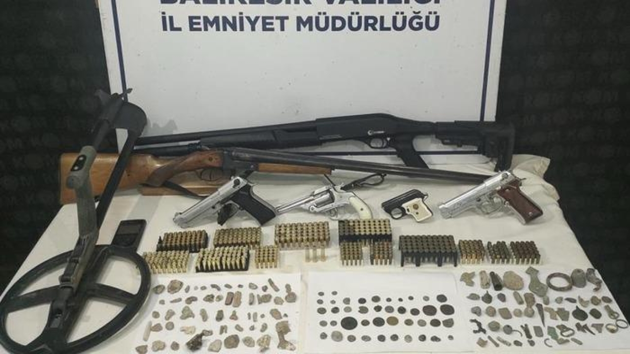 Balıkesir'de ruhsatsız silah ve tarihi eser operasyonu