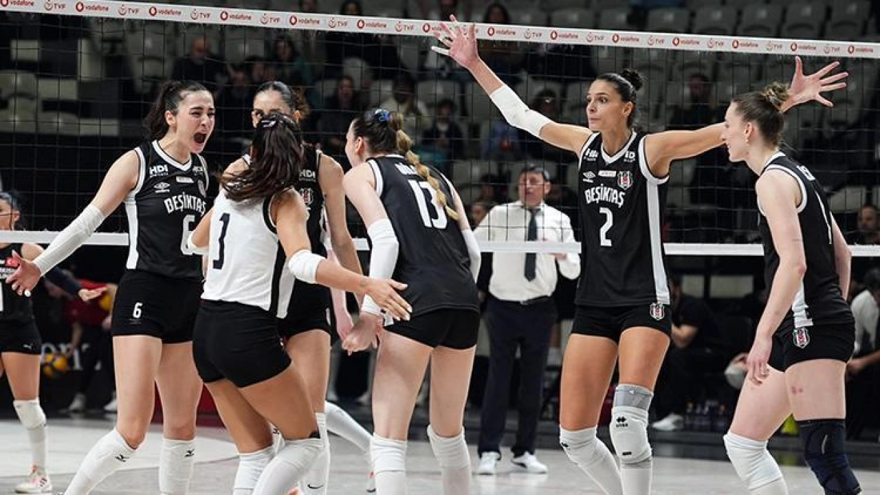 Beşiktaş Kadın Voleybol Takımı'nda 15 oyuncuyla yollar ayrıldı