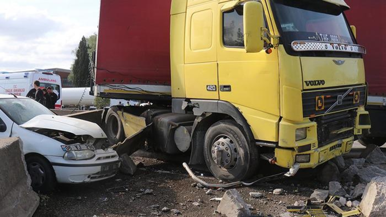 D-100’de kontrolden çıkan tır karşı şeride geçti, ortalık savaş alanına döndü