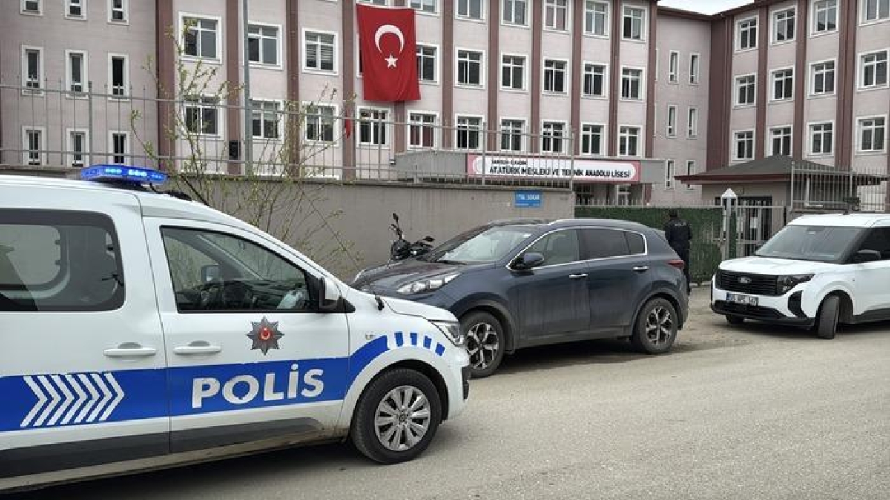 Daha önce bir öğrenciyi bıçakla yaralamıştı! Bu kez okulda öğretmeni darbetti