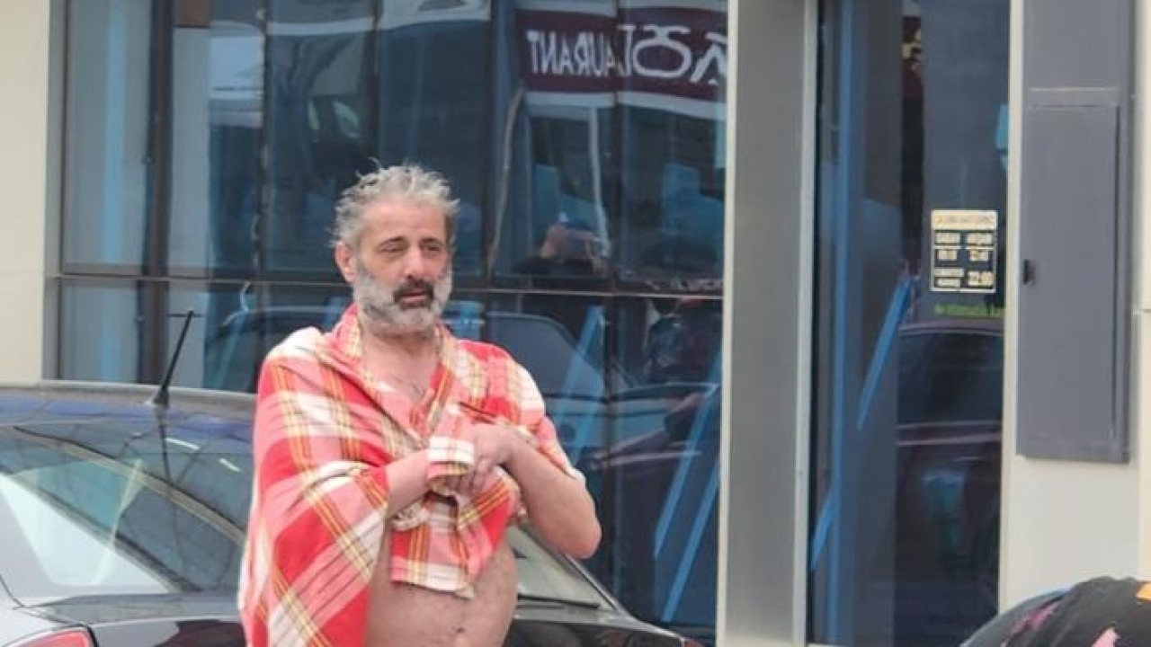 Depreme hamamda yakalanınca o halde dışarı fırladı! İnşaat işçileri ise hiçbir şey olmamış gibi işine devam etti