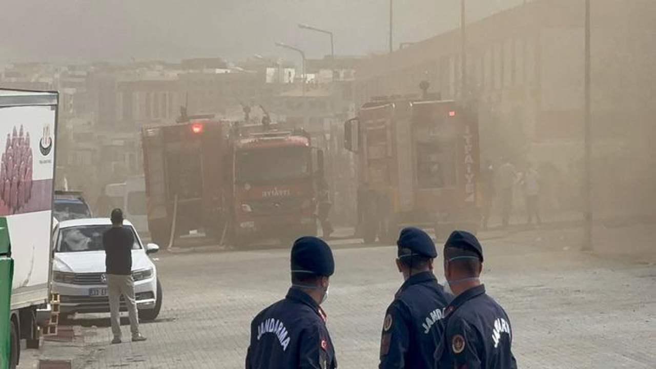 Diyarbakır'da sanayi sitesinde yangına itfaiye müdahale etti