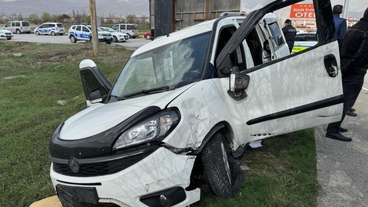 Erzincan’da motosikletle kamyonet çarpıştı! Motosiklet sürücüsü hayatını kaybetti