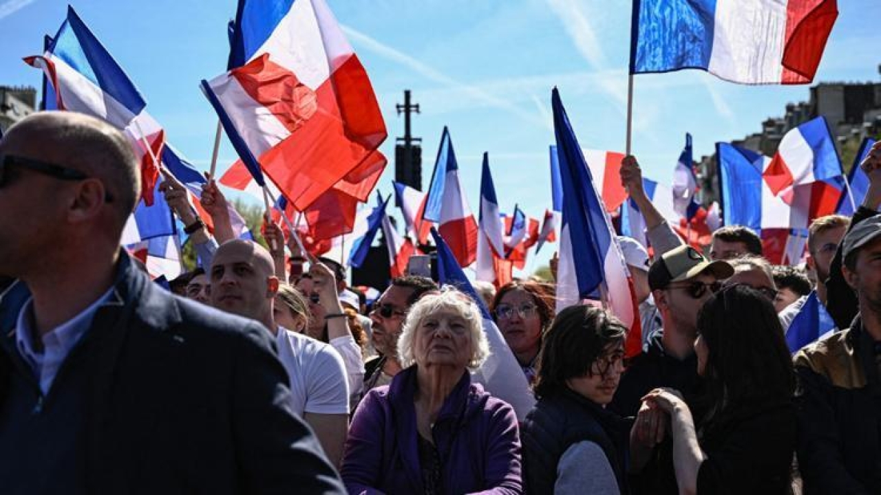 Fransa'da Le Pen depremi: Ulusal Birlik sokağa indi!