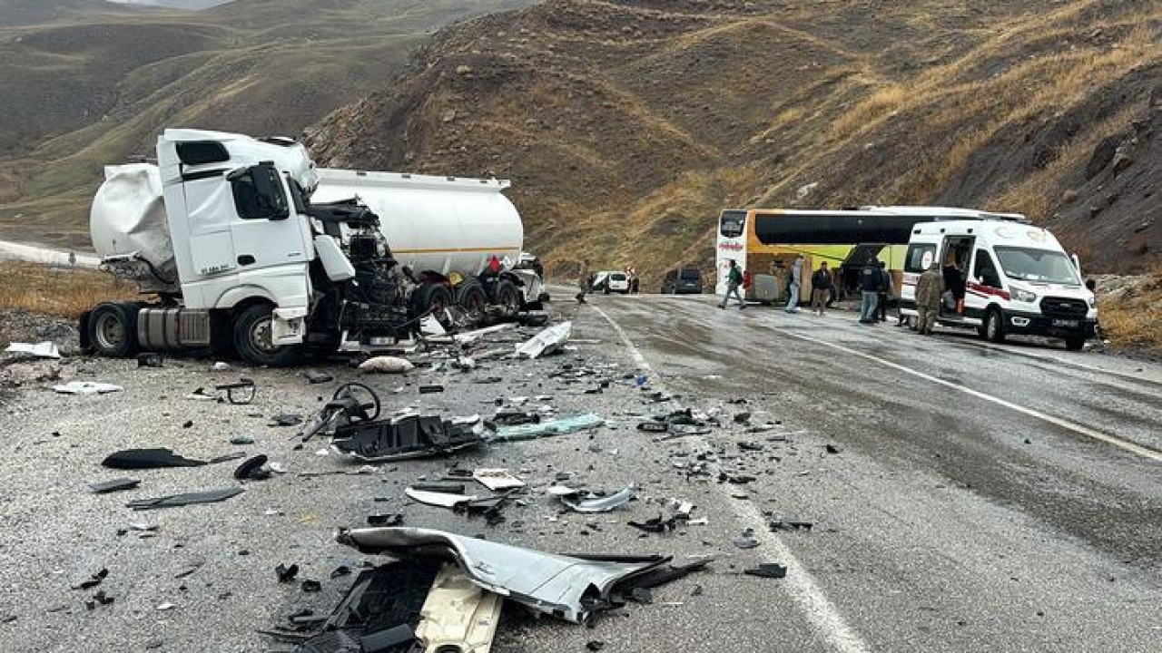 Hakkari’de kaza: Otobüsle tanker çarpıştı! 8 yaralı