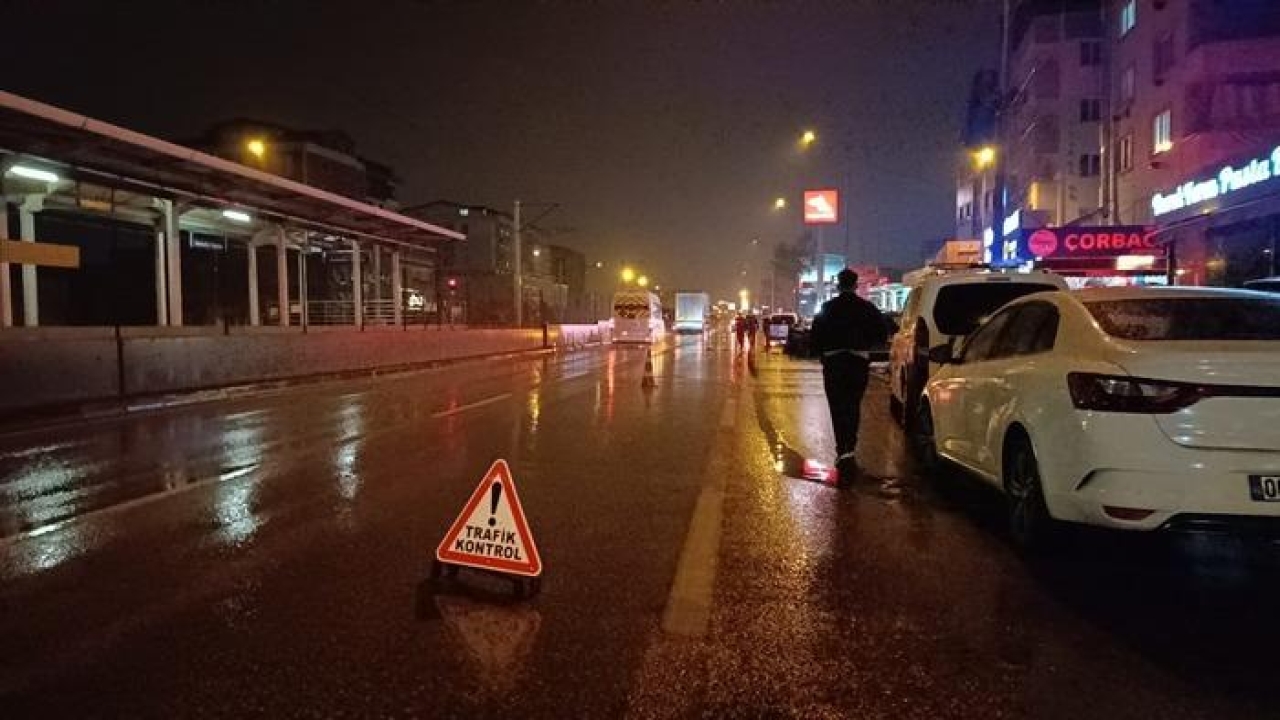 Hasarlı kaza sonrası yolda güvenlik önlemi alan polise kamyonet çarptı!