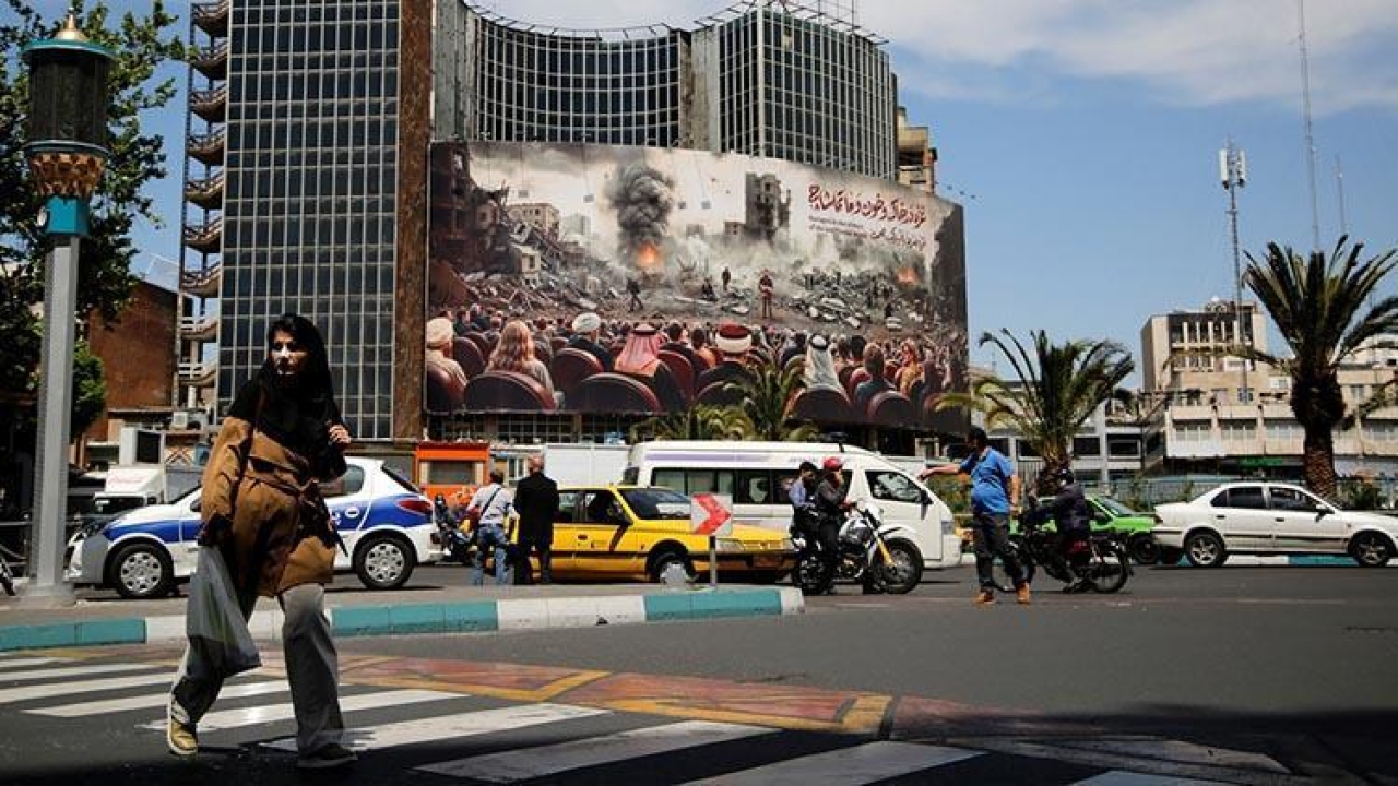 İran&#039;dan Gazze&#039;ye afişli destek: Dünyanın sessizliğinde harap oldu