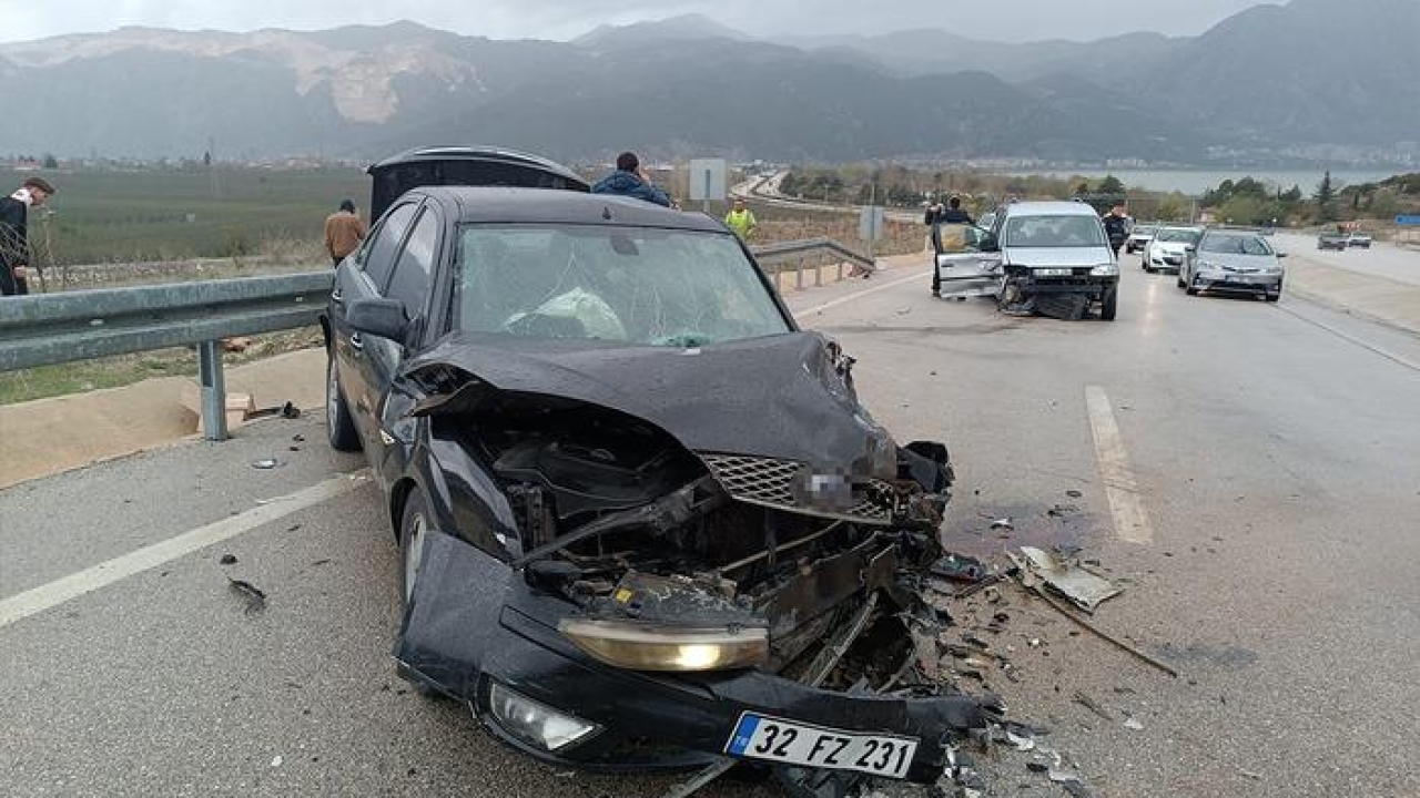 Isparta'da iki araç kafa kafaya çarpıştı! 3'ü ağır 8 kişi yaralandı