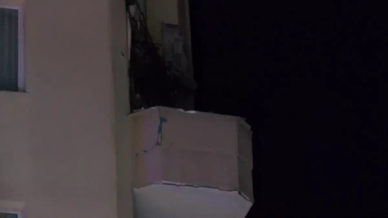 Kadıköy'de 5. Kat Balkonu Çöktü, Yaralı Yok