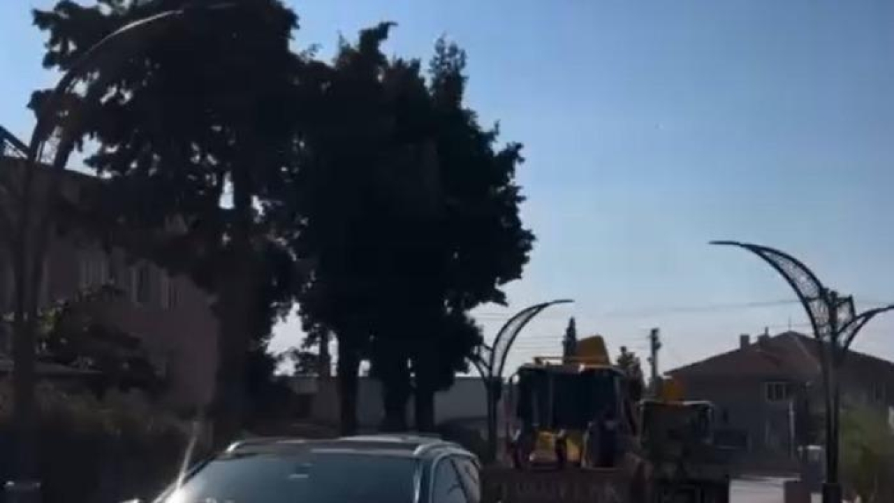 Kepçe operatörü damada, iş makineleri ve traktörlerle düğün konvoyu