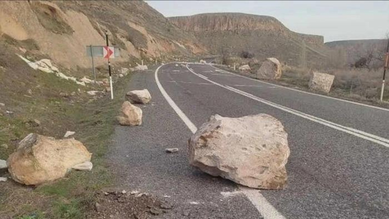 Koparak yola düşen kaya parçaları yürekleri ağza getirdi