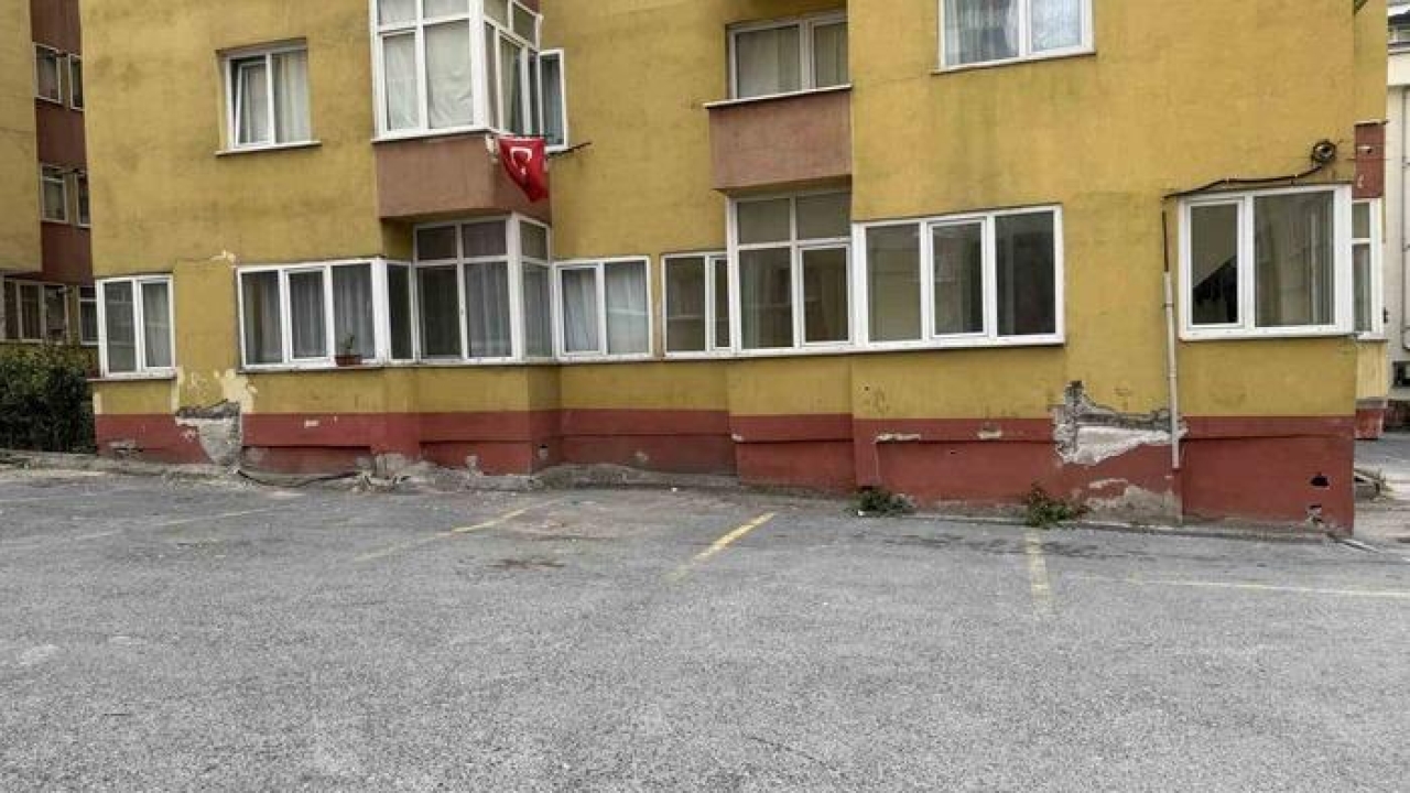 Küçükçekmece’de bulunan bir sitenin 6.2’lik deprem sonrası görüntüsü korkuttu