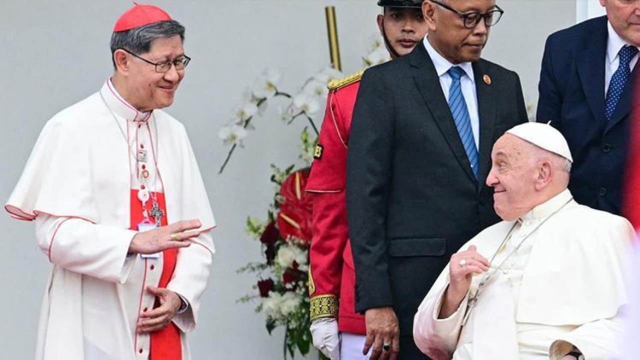 Papa adayından resital: Rock efsanesinin şarkısını söyledi