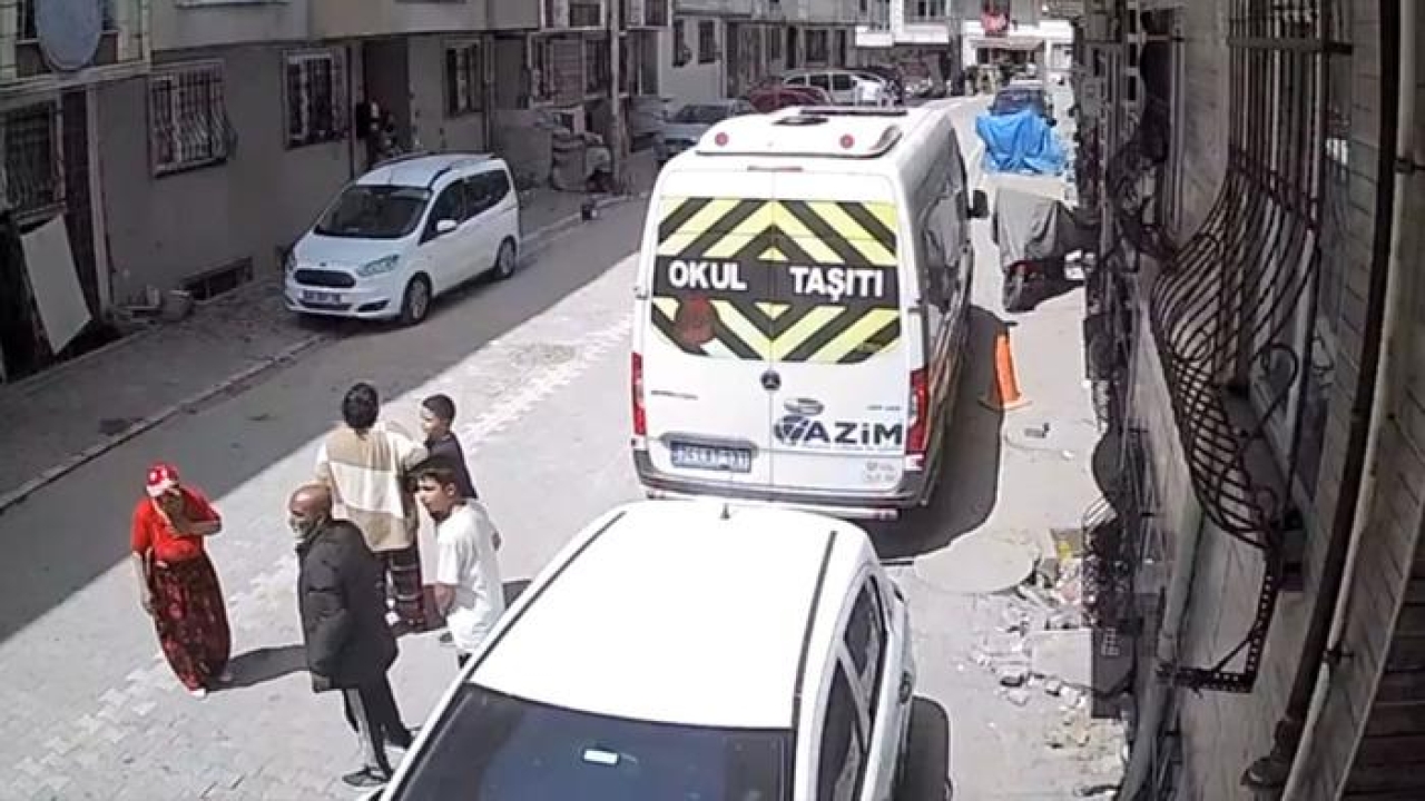 Park halindeki araçlar böyle sallandı! Boş sokakta bir anda insan seli... İstanbul depreminden o anlar kamerada