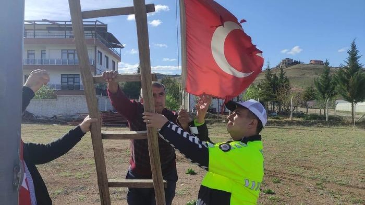 Polis rüzgardan yıpranan Türk bayrağını değiştirdi