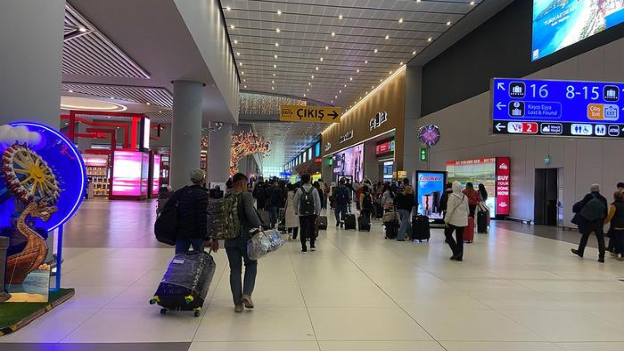 Ramazan Bayramı dönüşleri başladı! İstanbul Havalimanı'nda yoğunluk yaşandı