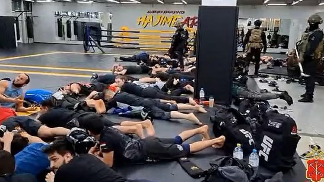 Rusya'da spor salonuna polis baskını! Kelepçeleyip askerlik bürosuna götürdüler...