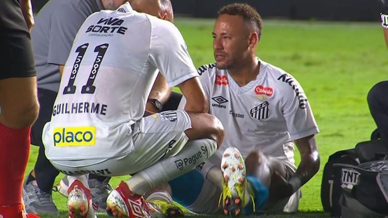 Sakatlanan Neymar, gözyaşlarıyla sahayı terk etti!