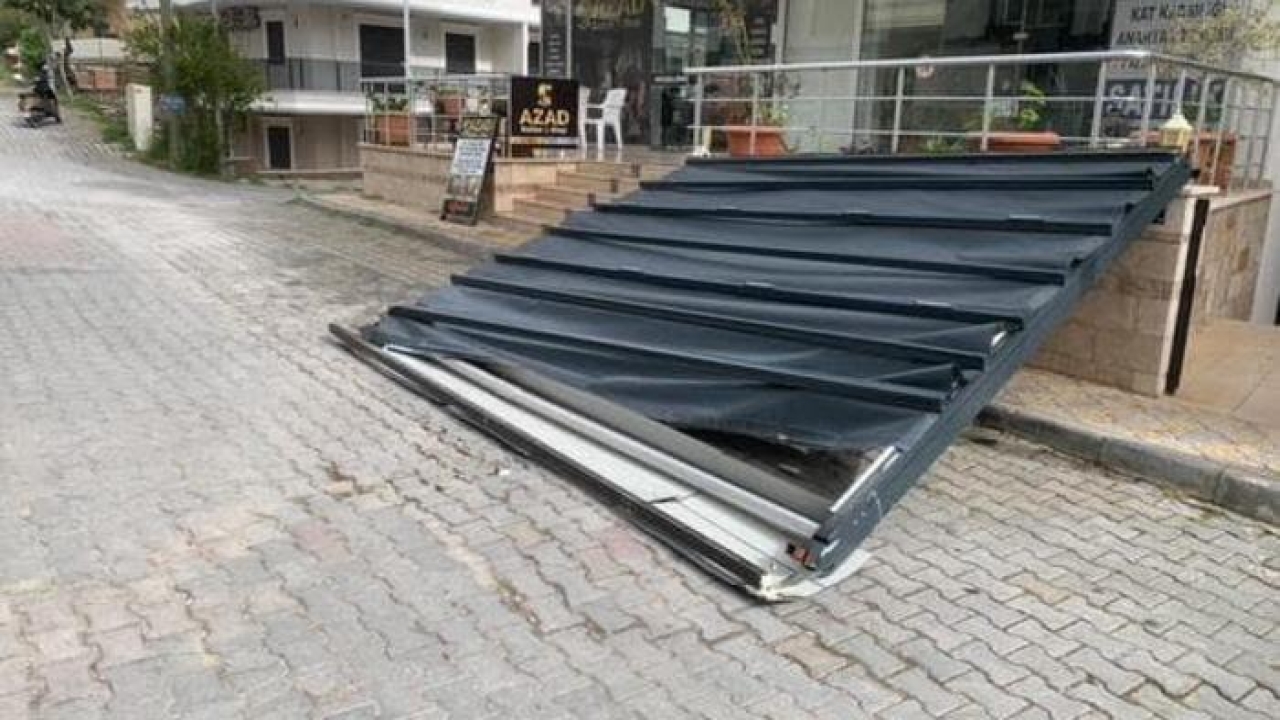 Şiddetli fırtına ortalığı birbirine kattı! Motosikletli tentenin altında kalmaktan saniyelerle kurtuldu