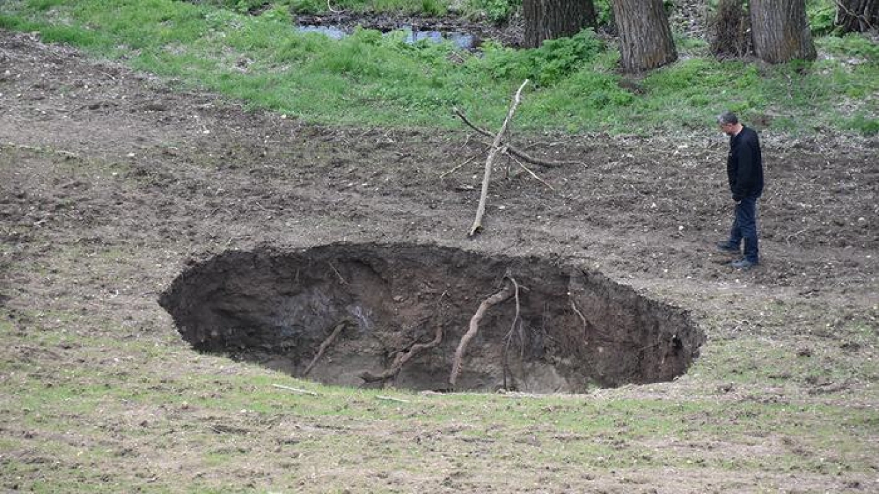 Sivas'ta tarlada 7 metre çapında obruk oluştu
