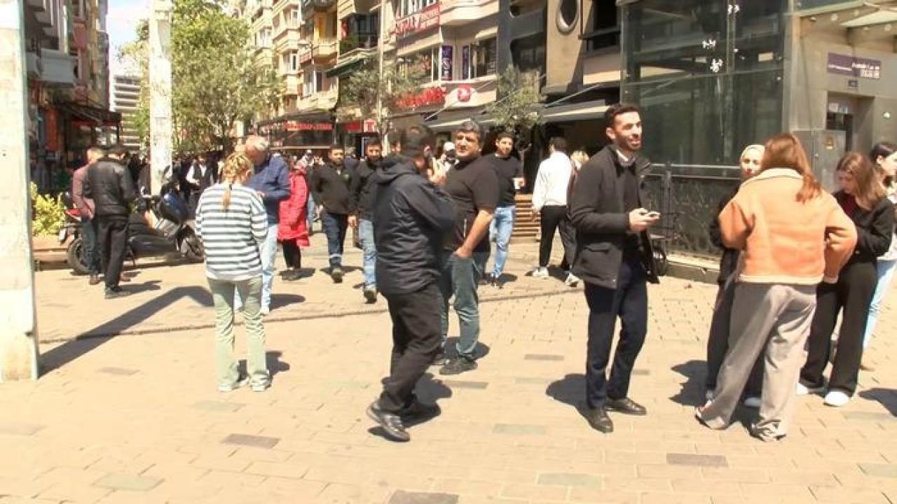 Taksim’de depremi hissedenler Gezi Parkı’na akın etti