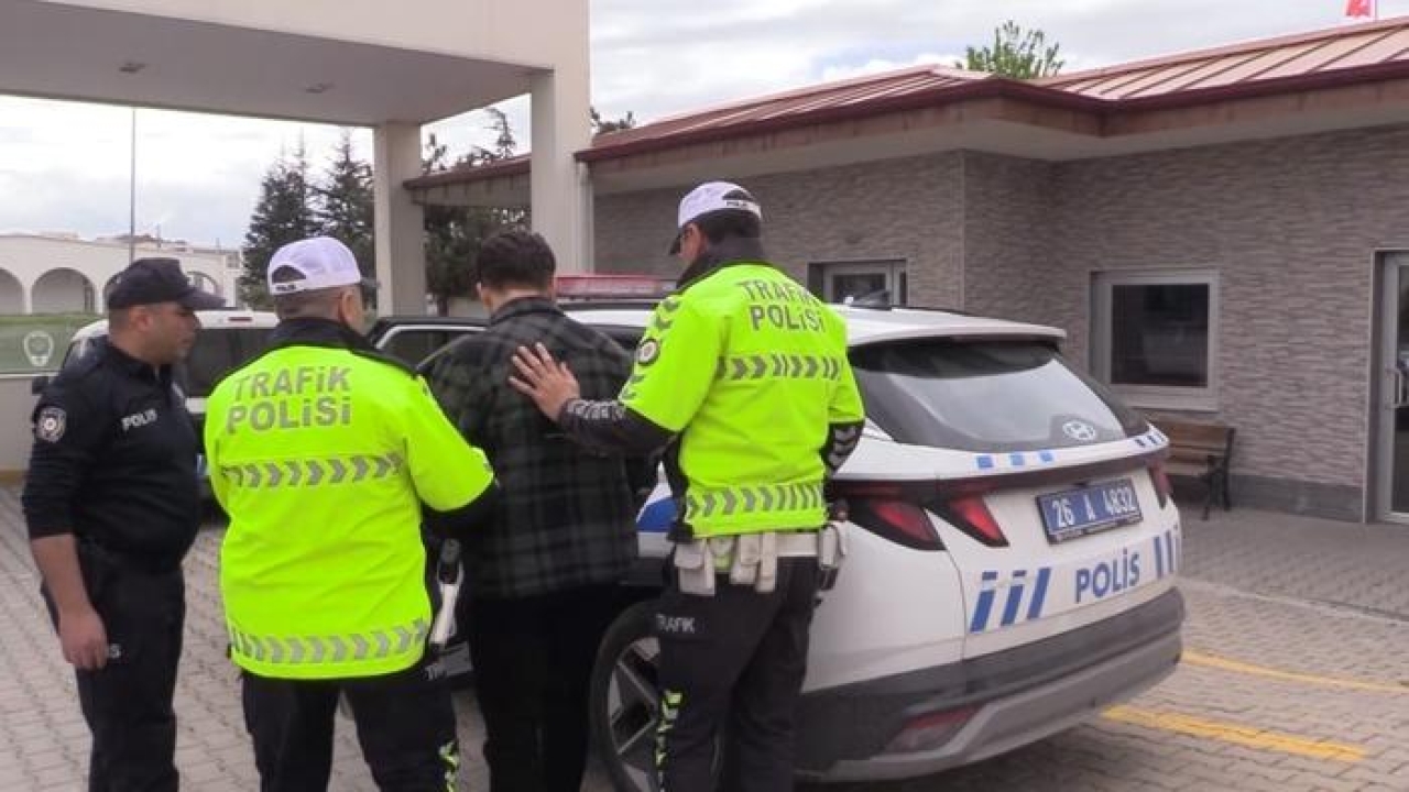 Telefonundan dizi izleyerek yolcu taşıyan minibüs şoförüne işlem yapıldı