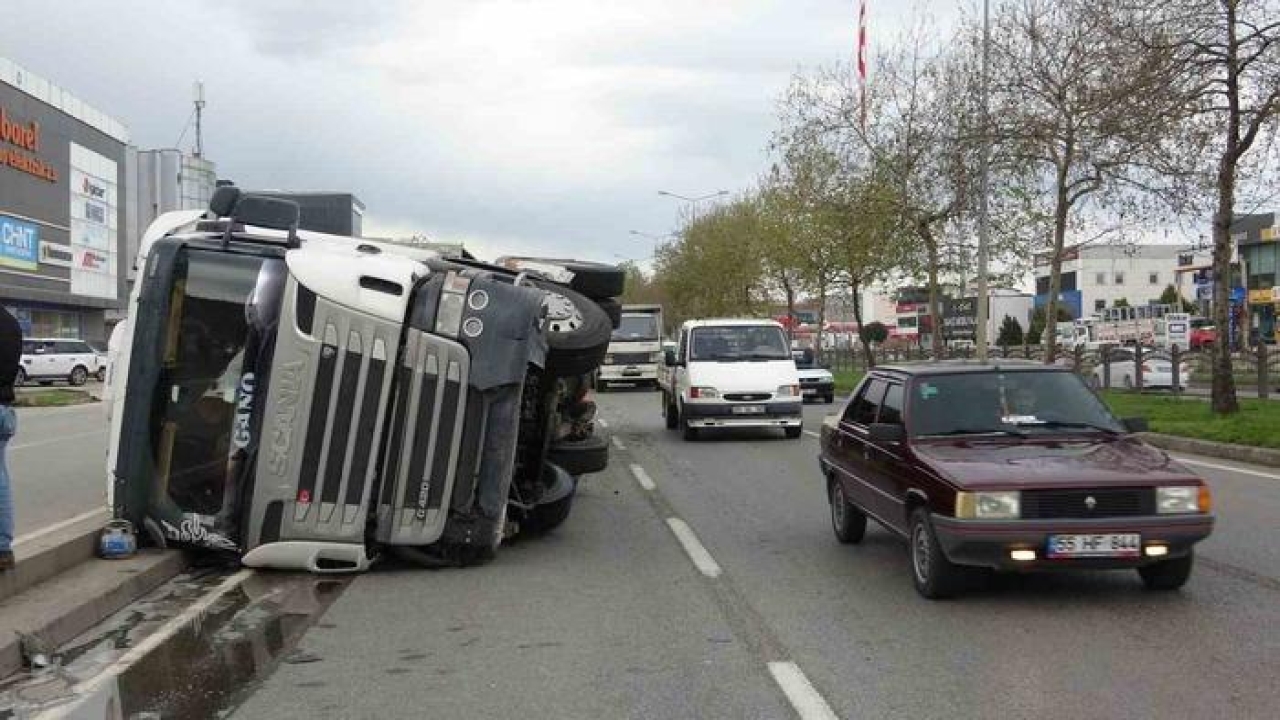 Temizlik malzemesi yüklü tır devrildi... Kazada 1 kişi yaralandı