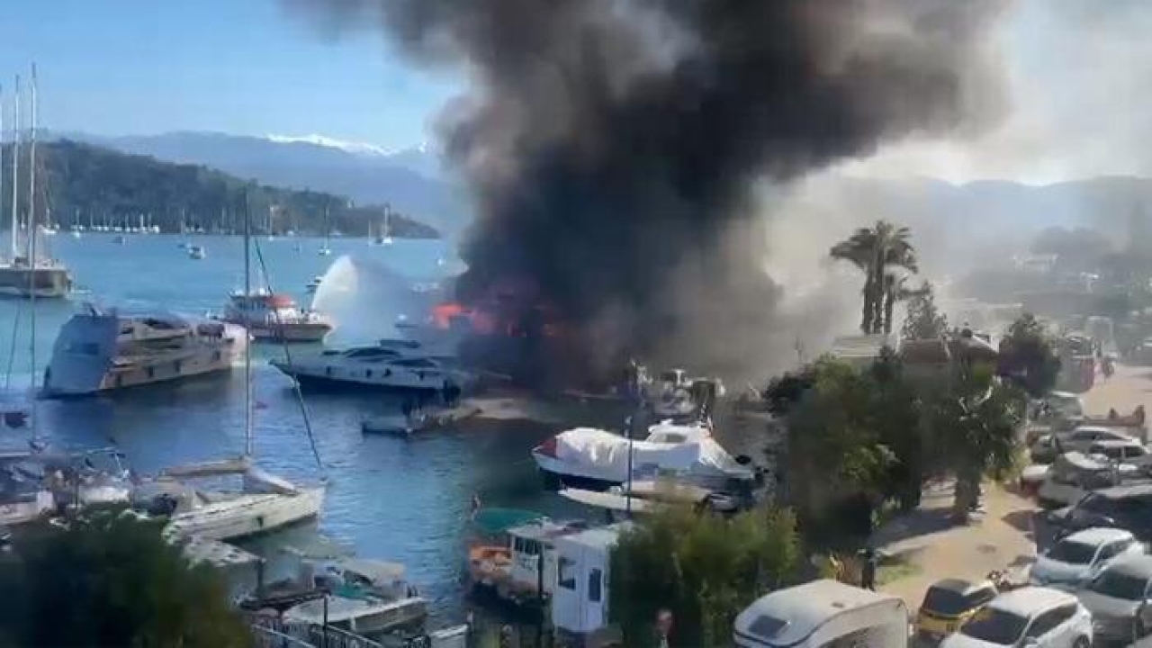 Türkiye'nin en işlek turizm noktalarından biri! Lüks tekneler cayır cayır yandı: 2 kişi dumandan etkilendi